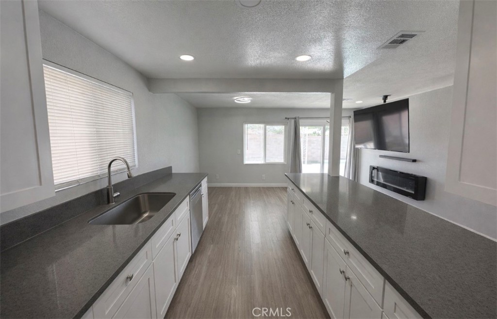 45414 Raysack Avenue Lancaster, CA 93535 - Photo 7 of 25 Main unit kitchen