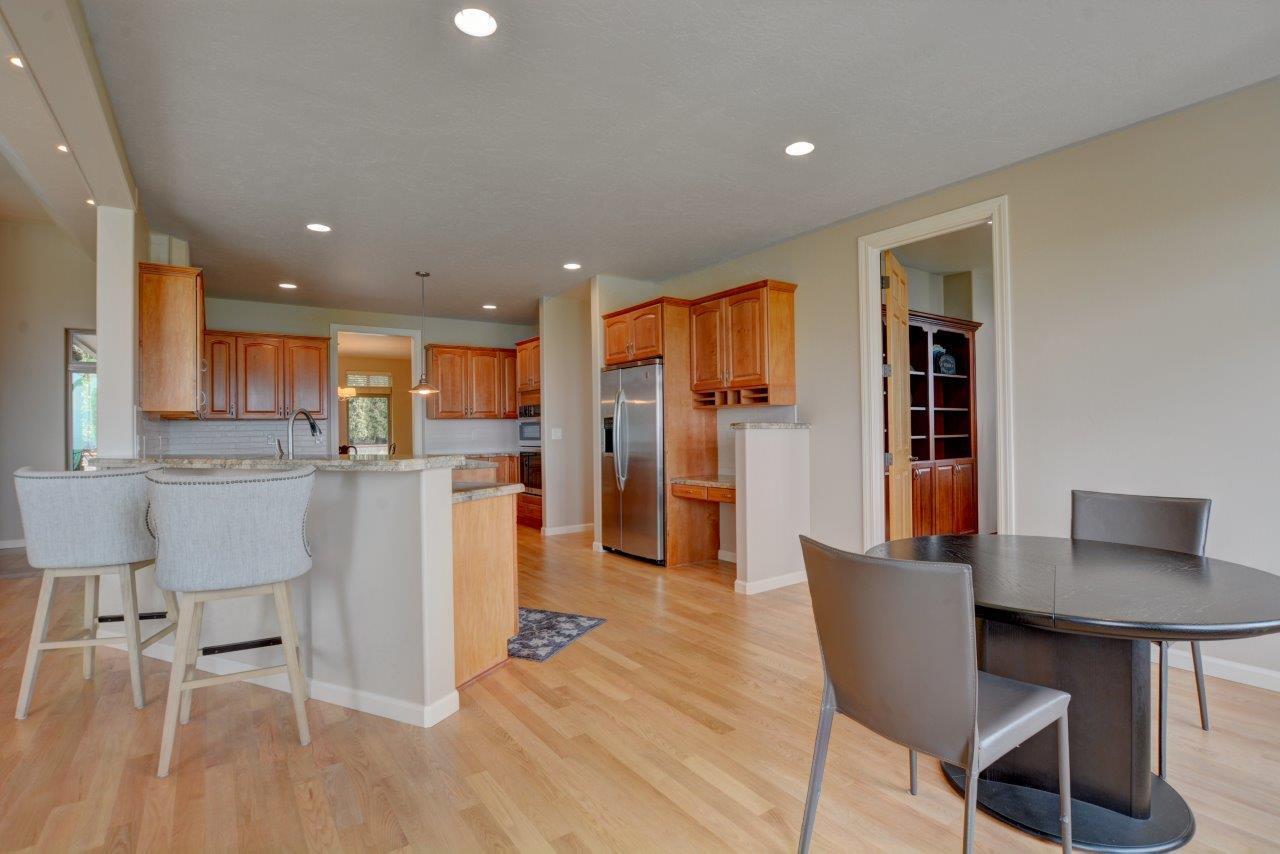 3894 Hillcrest Road Medford, OR 97504 - Photo 17 of 43 10c