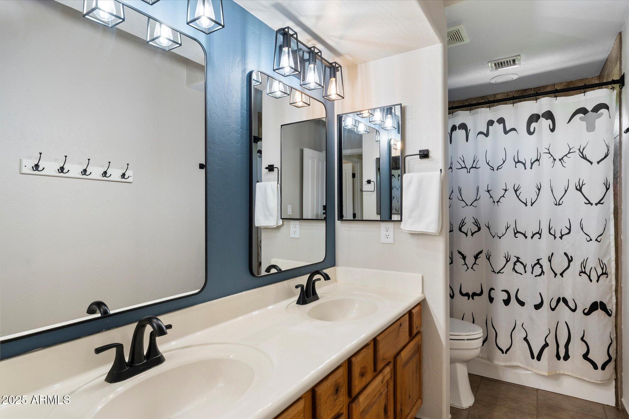 2815 West Irvine Road Phoenix, AZ 85086 - Photo 19 of 36 Darling Guest Bathroom
