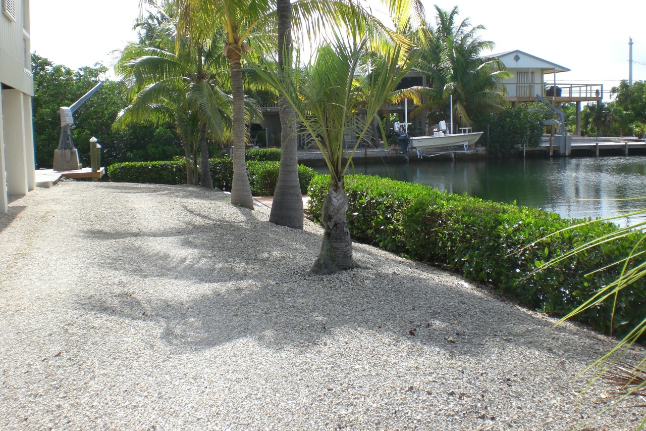 468 Blackbeard Road Summerland Key, FL 33042 - Photo 6 of 26 Side yard