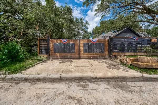 $1,100 | 415 Fairbanks Street, Unit GARAGE, Houston, TX 77009