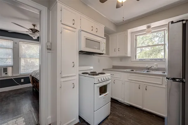 $1,100 | 415 Fairbanks Street, Unit GARAGE, Houston, TX 77009