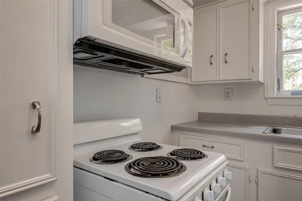 $1,100 | 415 Fairbanks Street, Unit GARAGE, Houston, TX 77009