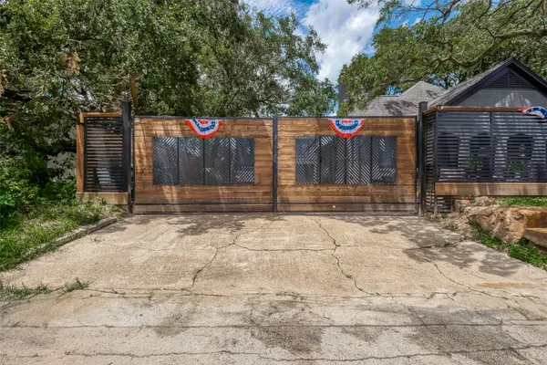 $1,100 | 415 Fairbanks Street, Unit GARAGE, Houston, TX 77009