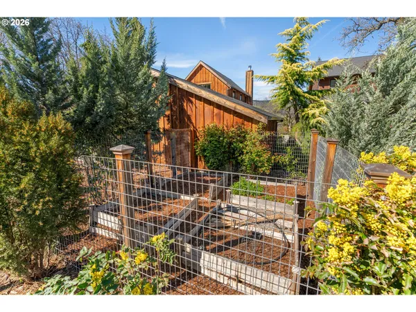 $949,000 | 855 Fifth Avenue, Mosier, OR 97040