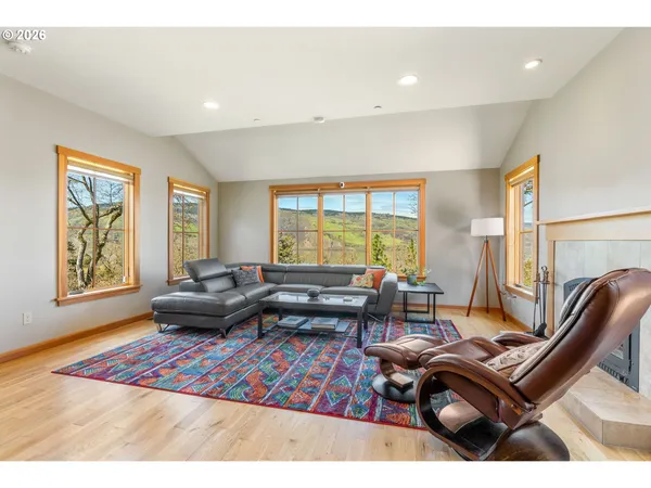 $949,000 | 855 Fifth Avenue, Mosier, OR 97040