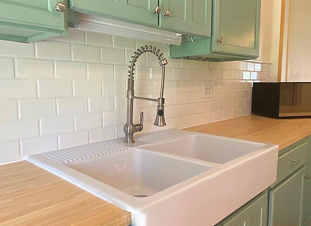 159 Mellingertown Road Mount Pleasant, PA 15666 - Photo 7 of 25 Farmhouse sink