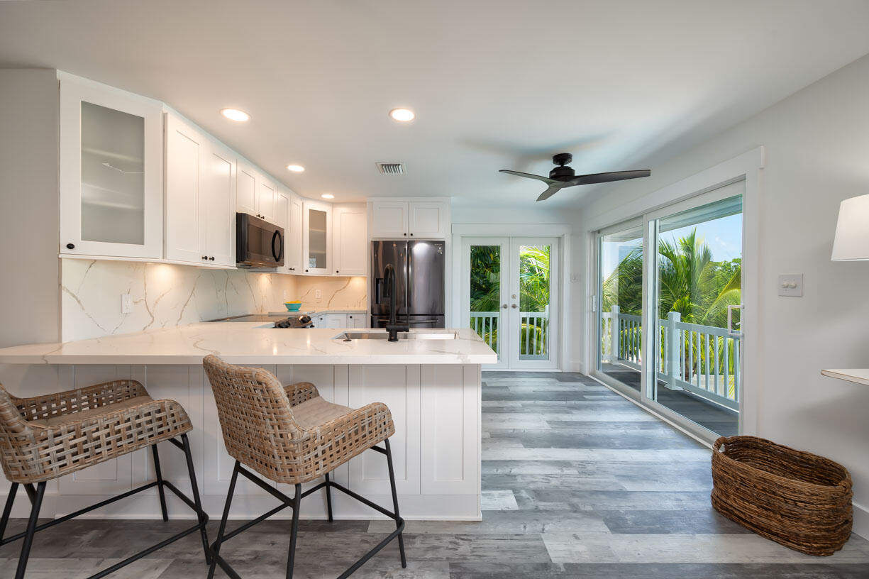 215 Blackbeard Road Summerland Key, FL 33042 - Photo 4 of 42 Dining