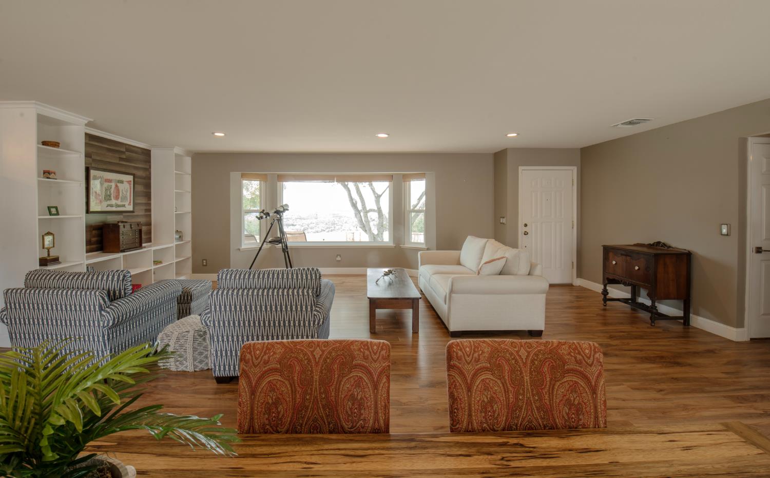 29395 Revis Road Coarsegold, CA 93614 - Photo 16 of 32 a living room with furniture and a table
