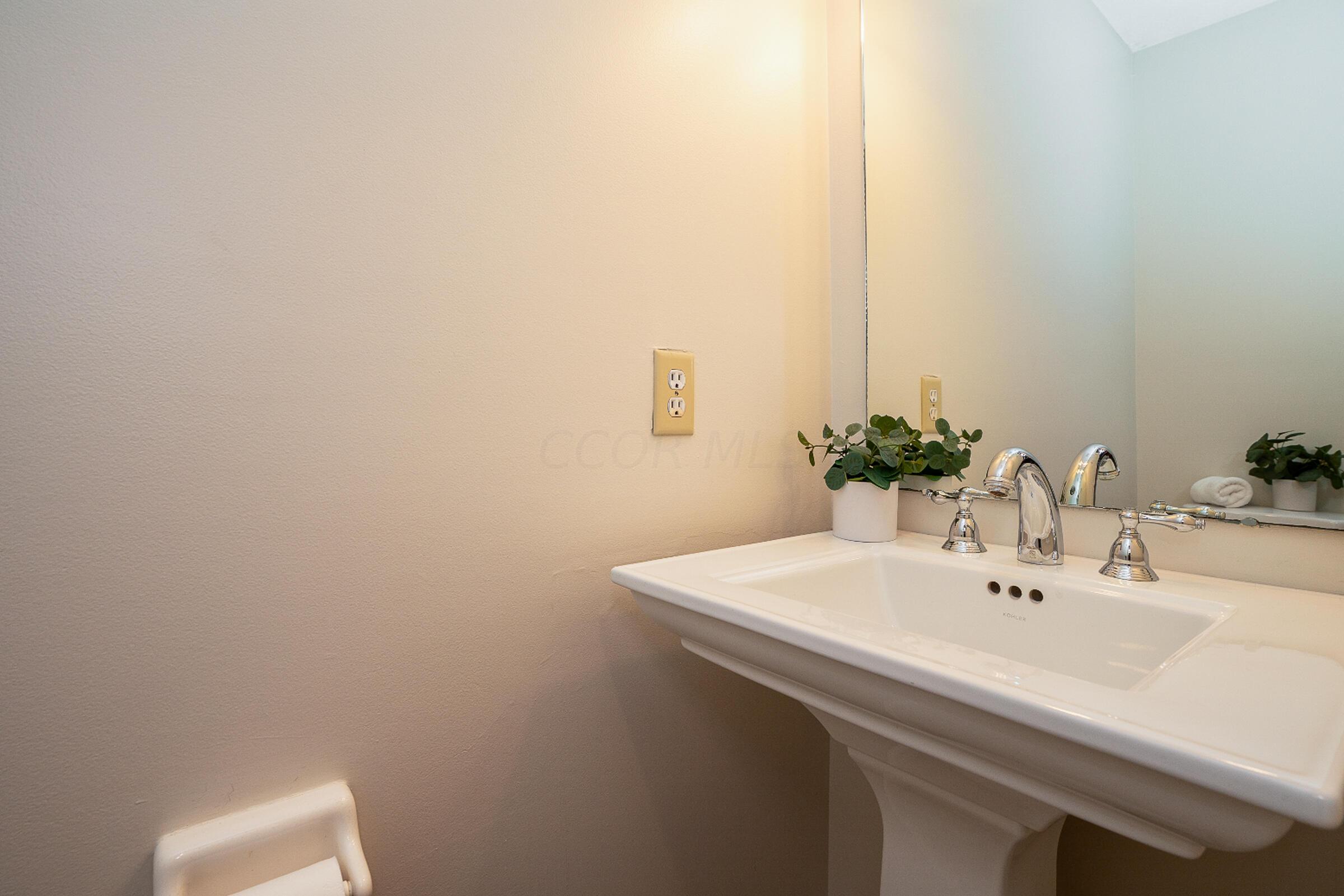 2135 Tonda Lane Grove City, OH 43123 - Photo 28 of 37 Entry level half bathroom