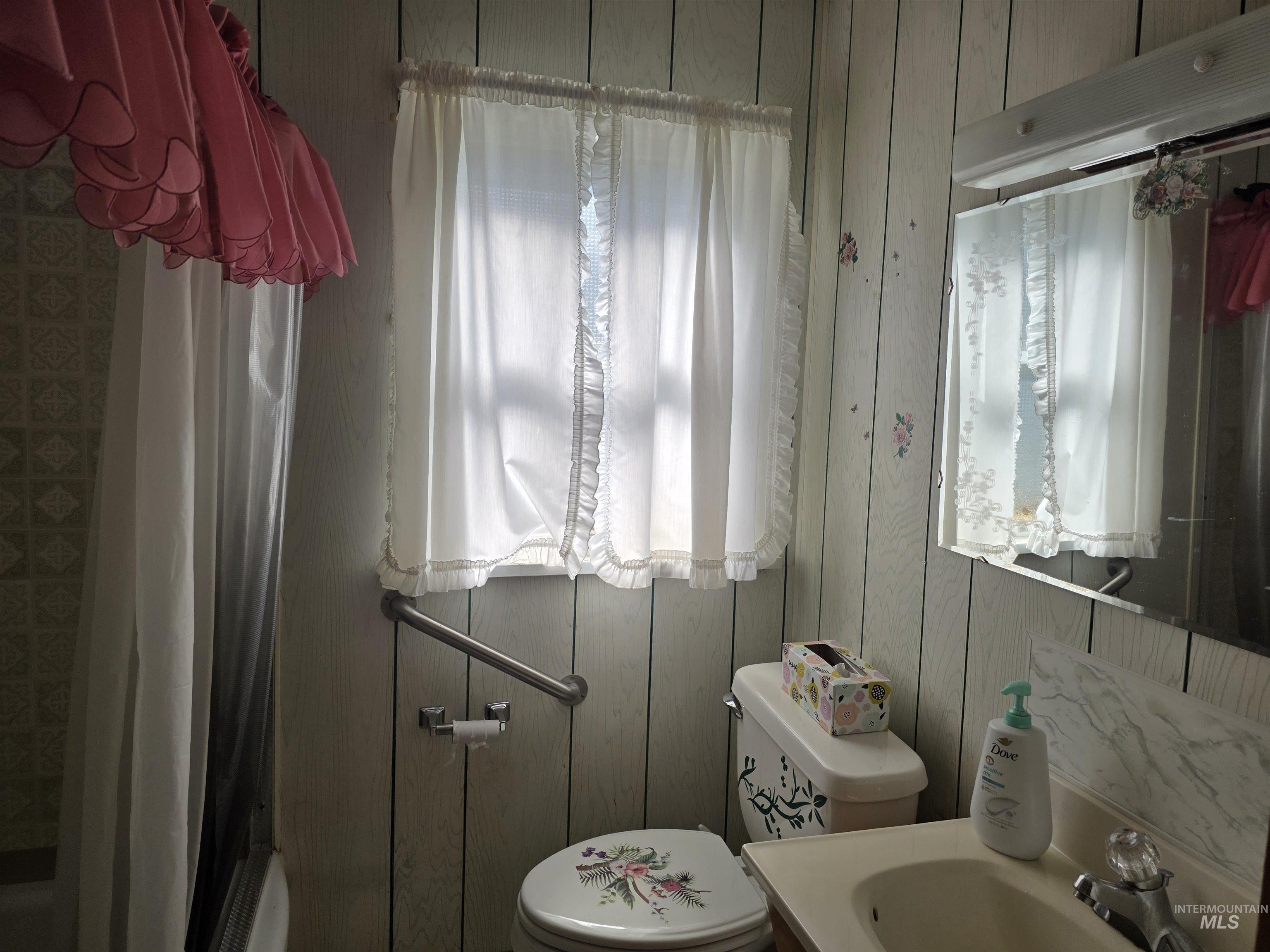 909 12th Street Kamiah, ID 83536 - Photo 17 of 36 Bathroom with shower / tub combo with curtain and vanity