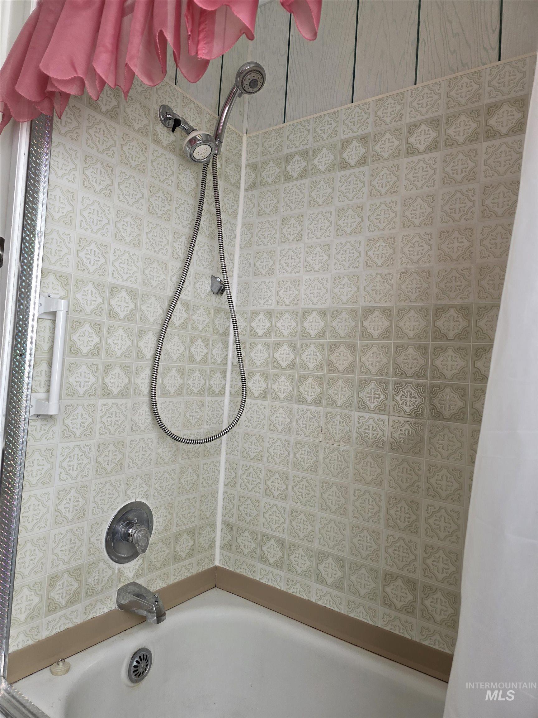 909 12th Street Kamiah, ID 83536 - Photo 18 of 36 Bathroom with tiled shower / bath combo