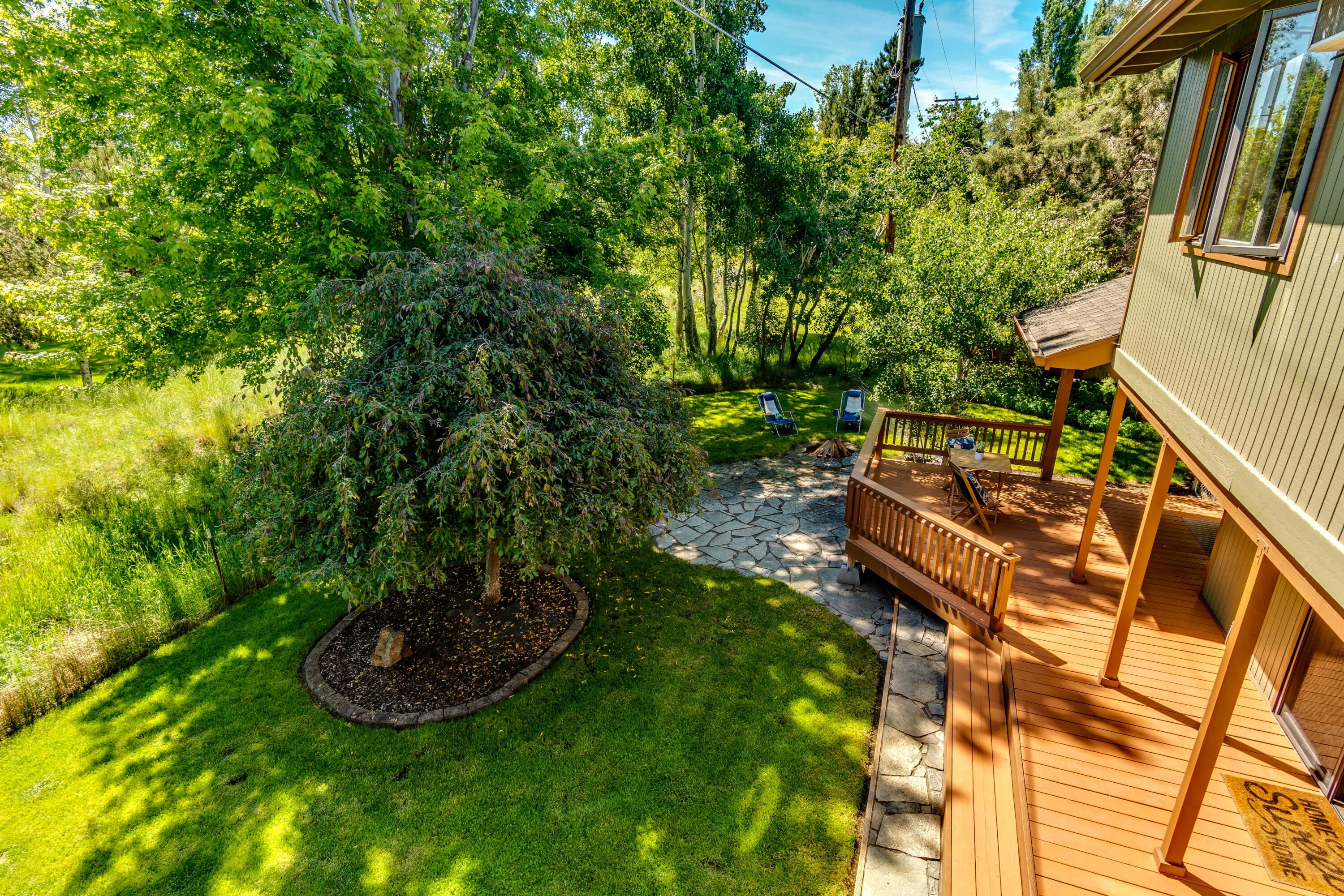 63536 Vogt Road Bend, OR 97701 - Photo 33 of 44 a view of an outdoor sitting area with chairs