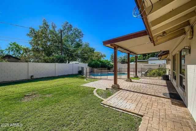 a view of a backyard