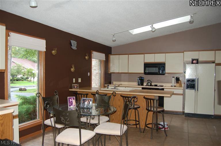 1260 Boardman-Canfield Road, Unit J27 Youngstown, OH 44512 - Photo 8 of 9 Kitchen with center isle