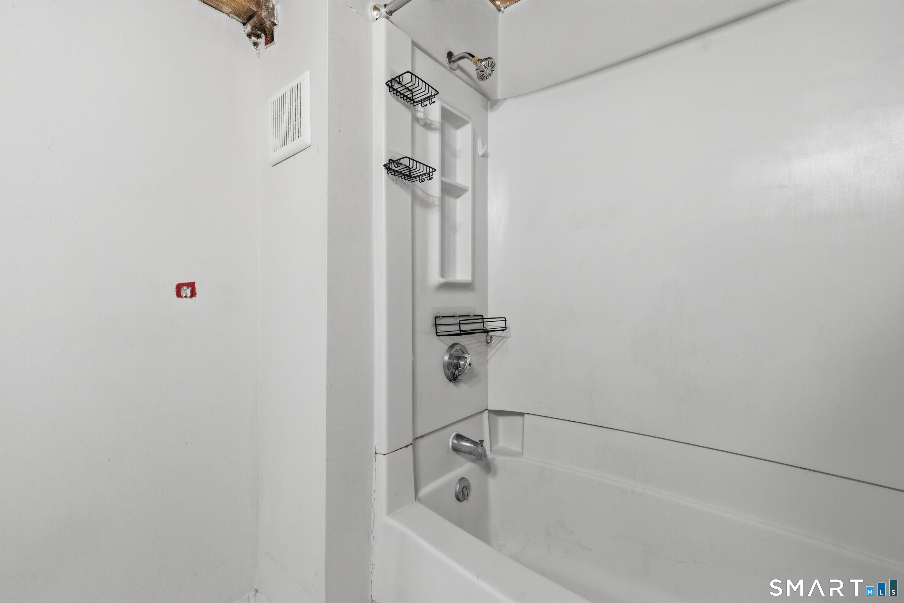 68 Thermos Avenue, Unit 110A Norwich, CT 06360 - Photo 25 of 39 a bathroom with a bathtub