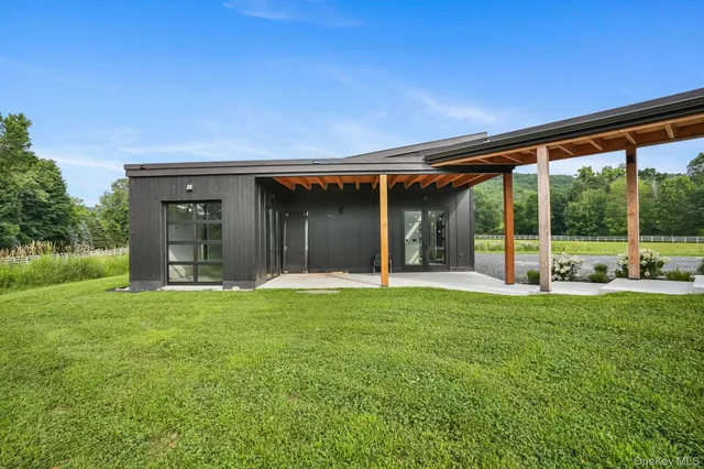 a view of a house with backyard and porch