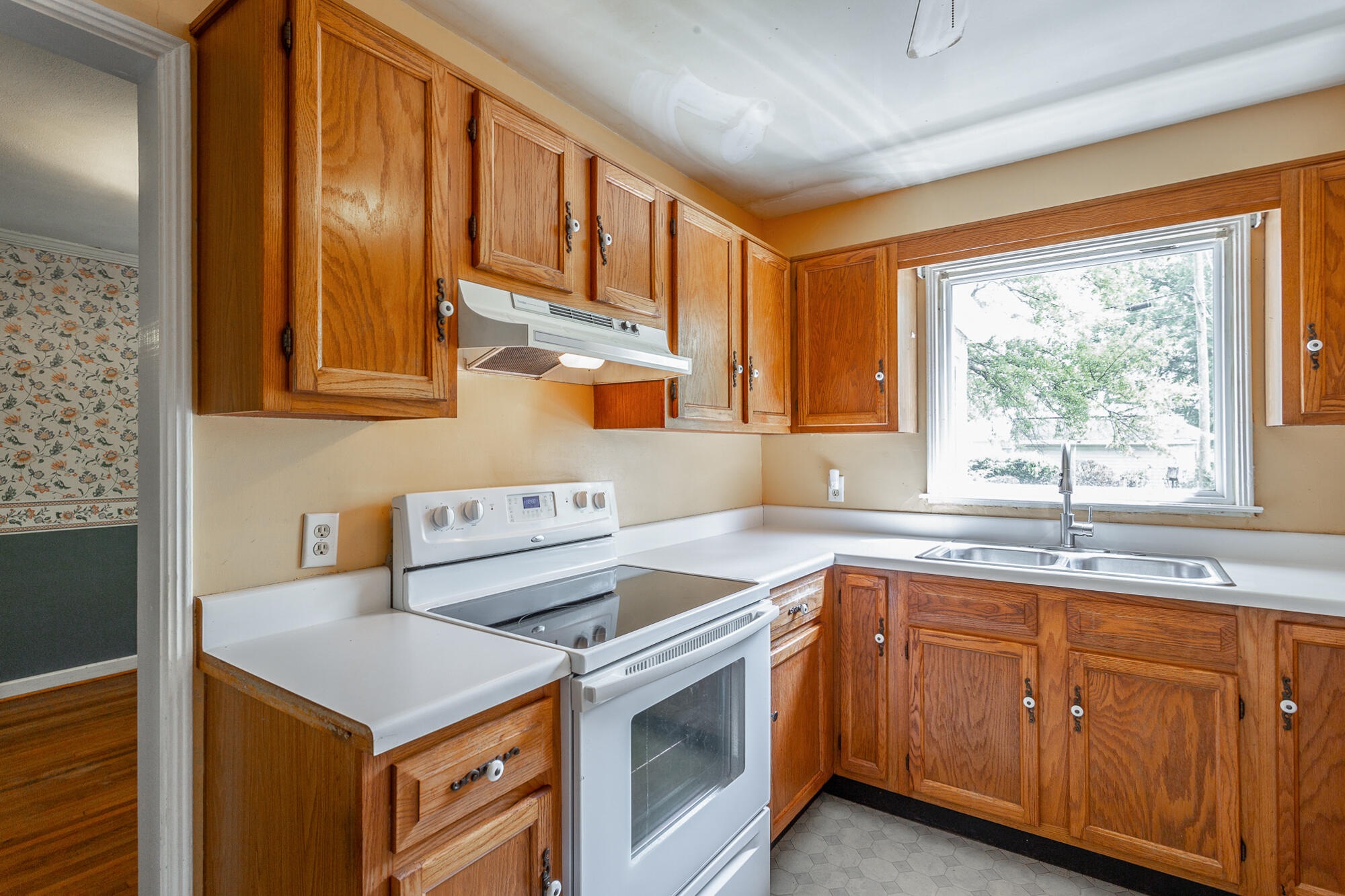522 Sharondale Road Chattanooga, TN 37412 - Photo 13 of 24 Oak cabinetry in kitchen