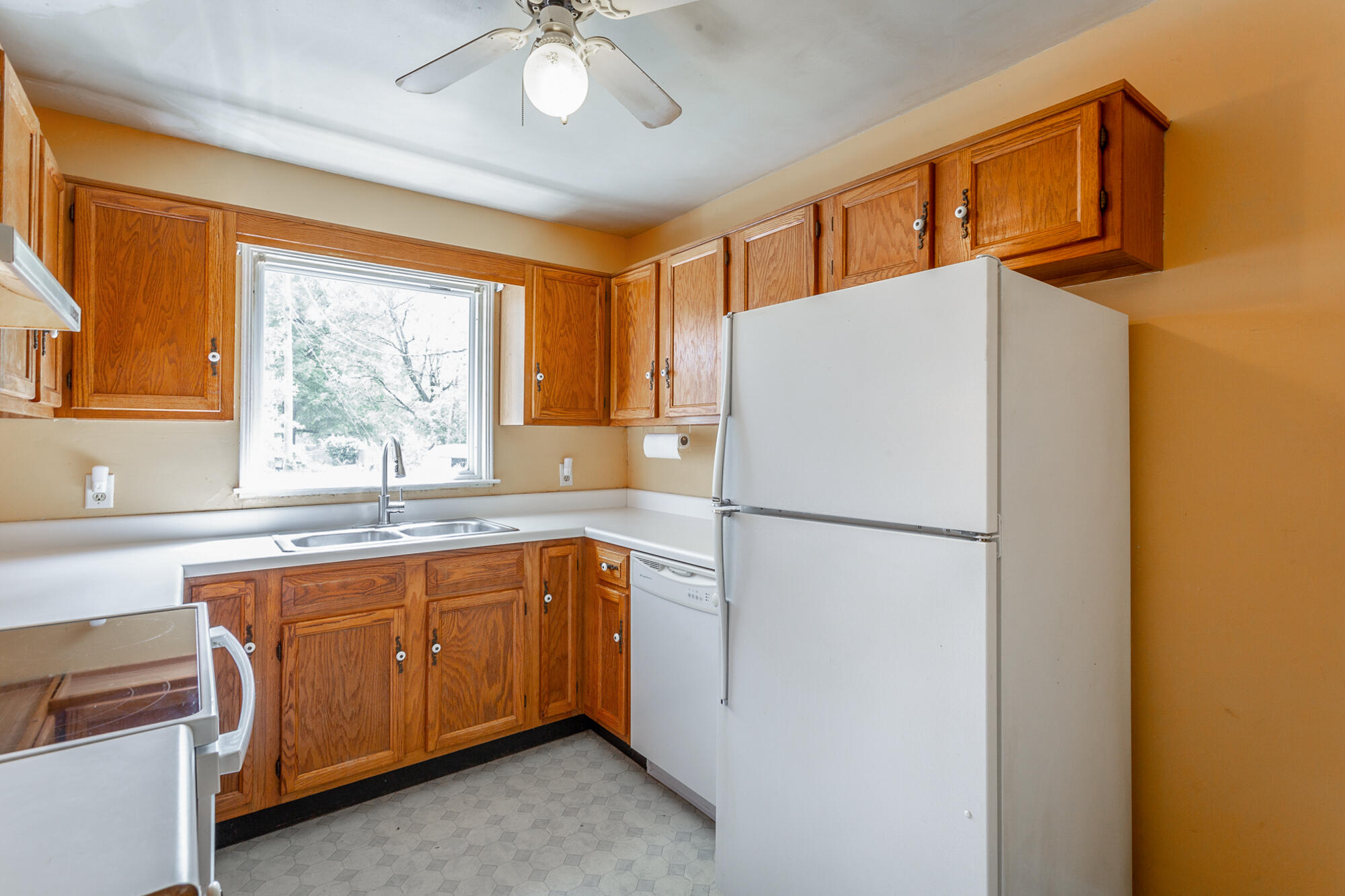 522 Sharondale Road Chattanooga, TN 37412 - Photo 14 of 24 Refrigerator remains