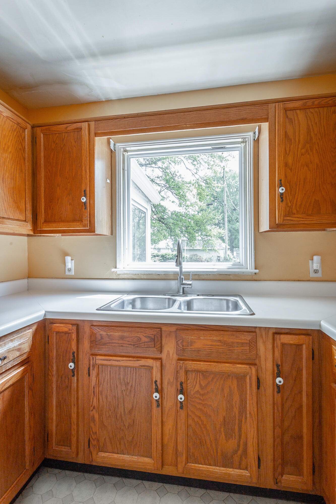 522 Sharondale Road Chattanooga, TN 37412 - Photo 16 of 24 Natural lighting over kitchen sink