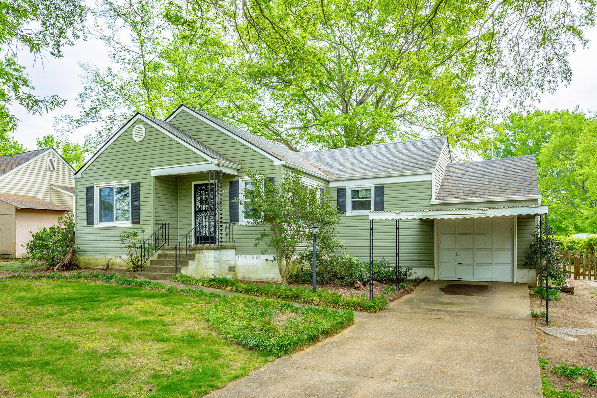522 Sharondale Road Chattanooga, TN 37412 - Photo 2 of 24 Beautiful hardwood trees