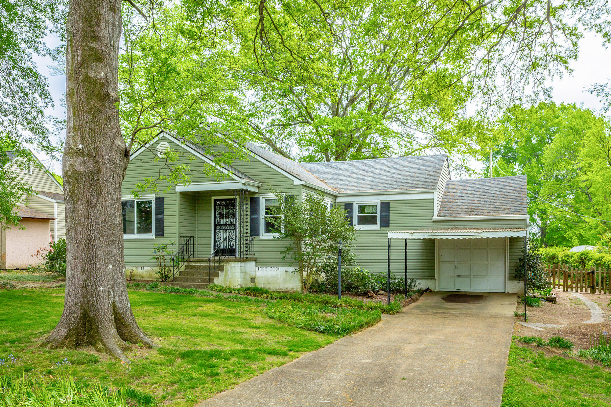 522 Sharondale Road Chattanooga, TN 37412 - Photo 3 of 24 Garage and carport