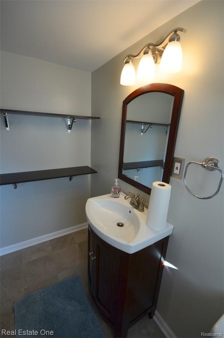 8478 Smethwick Road Sterling Heights, MI 48312 - Photo 19 of 23 20 Bath.JPG