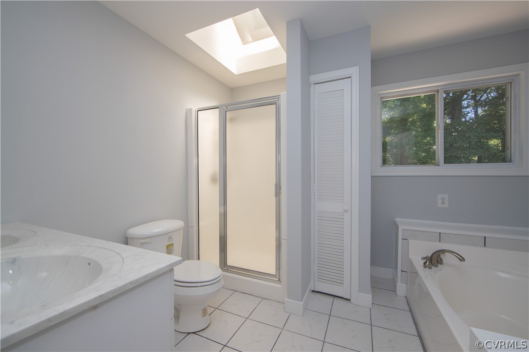 4915 Cedar Cliff Road Chester, VA 23831 - Photo 30 of 35 a bathroom with a toilet a sink a mirror and a bathtub