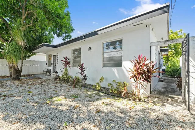 $3,999 | 2453 Southwest 17th Street, Unit 2453, Miami, FL 33145