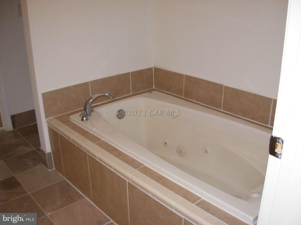 9409 Croppers Island Road Newark, MD 21841 - Photo 23 of 27 a bathroom with a bathtub