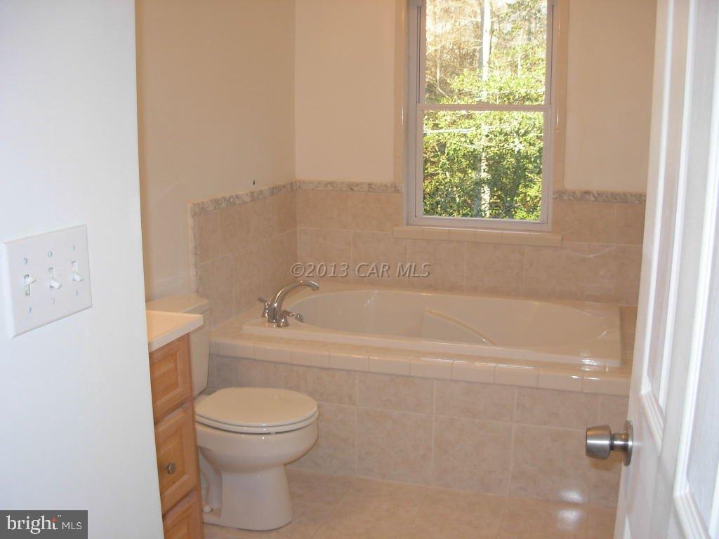 9409 Croppers Island Road Newark, MD 21841 - Photo 24 of 27 a bathroom with a toilet and a bathtub