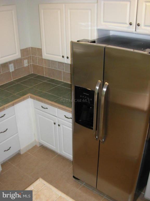 9409 Croppers Island Road Newark, MD 21841 - Photo 10 of 27 a kitchen with cabinets and window
