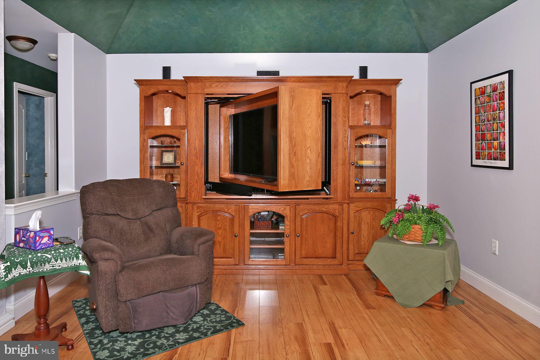 1023 Alden Way Lebanon, PA 17042 - Photo 18 of 72 with swivel mount TV
