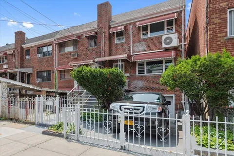 $799,999 | 710 East 213th Street | Williamsbridge