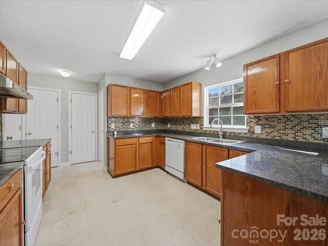 $355,000 | 1968 8th St Lane Southeast, Hickory, NC 28602