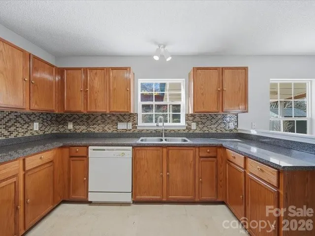 $355,000 | 1968 8th St Lane Southeast, Hickory, NC 28602