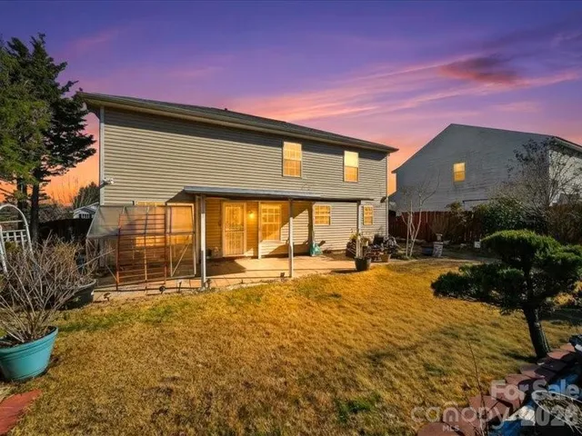 $355,000 | 1968 8th St Lane Southeast, Hickory, NC 28602