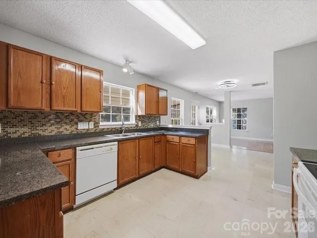 $355,000 | 1968 8th St Lane Southeast, Hickory, NC 28602