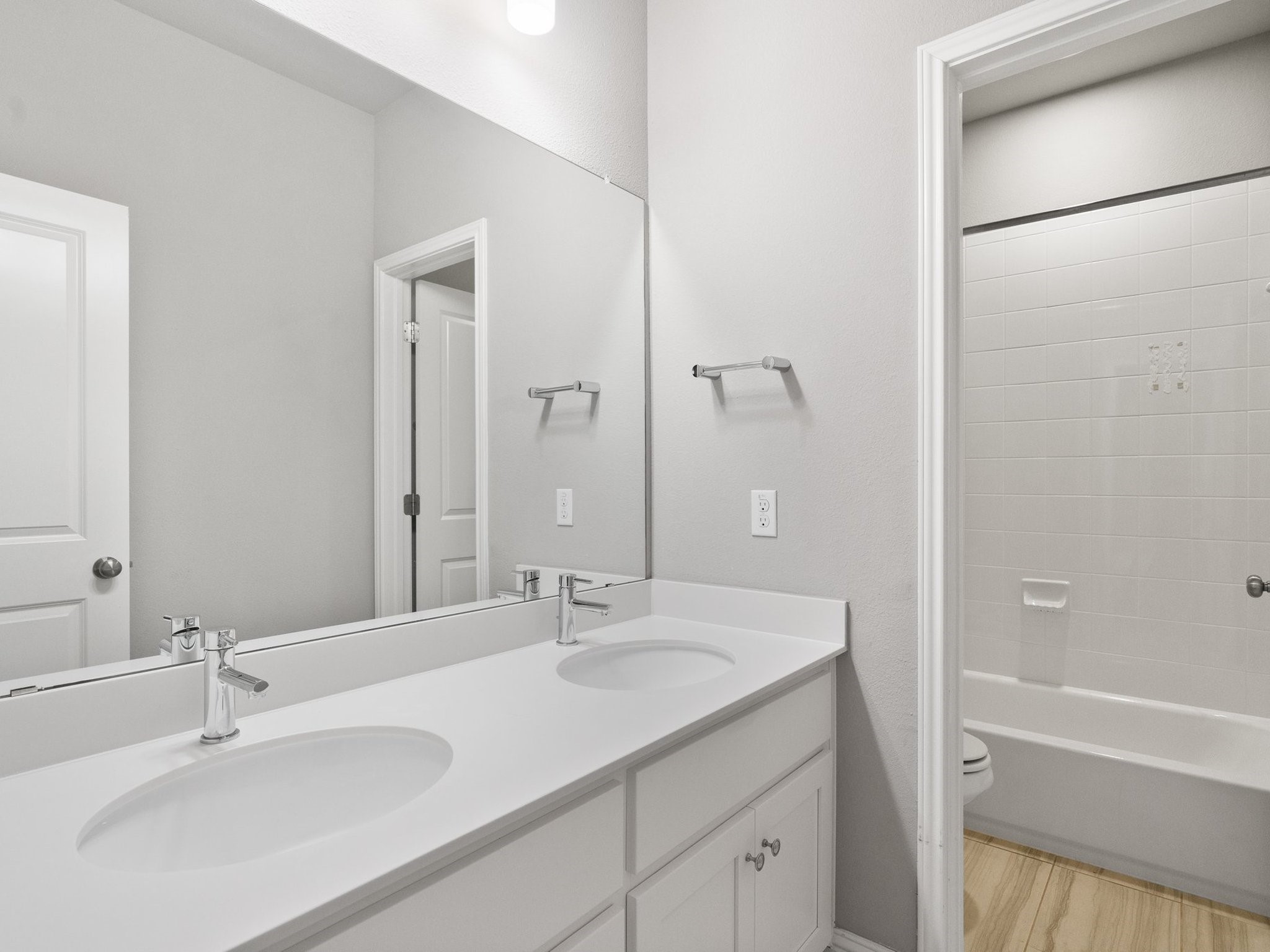 5305 Mandevilla Drive Austin, TX 78739 - Photo 21 of 27 Full guest bath on the 2nd floor