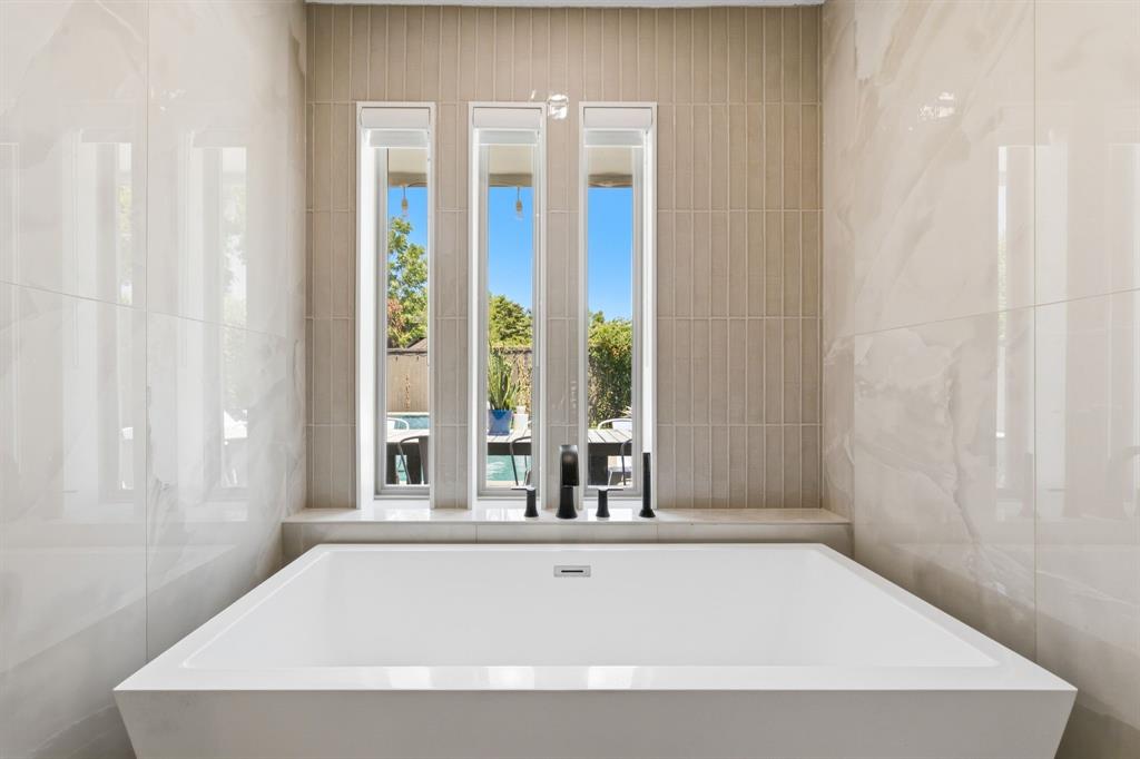 2319 Castle Rock Road Carrollton, TX 75007 - Photo 21 of 30 Soaking tub with outdoor views
