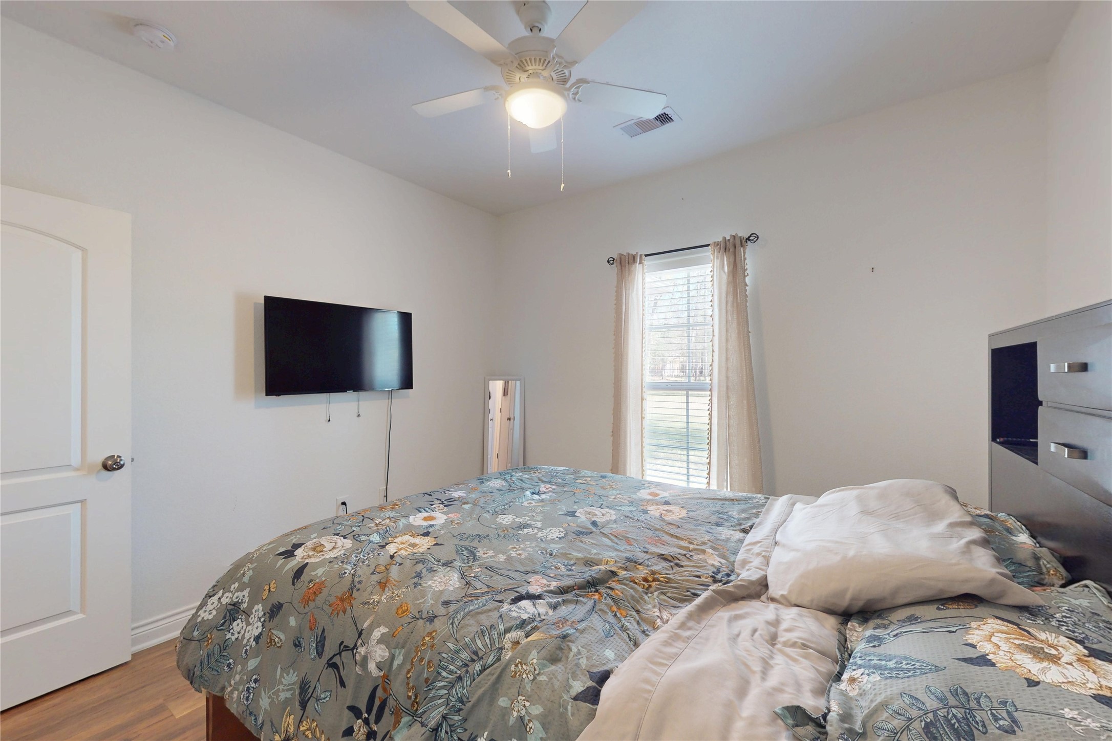 7815 Timber Switch Road Cleveland, TX 77328 - Photo 26 of 40 a bedroom with a bed and a flat screen tv