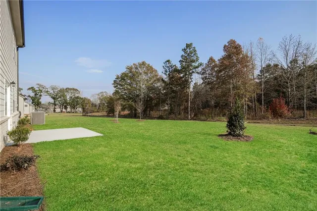 a view of a house with backyard