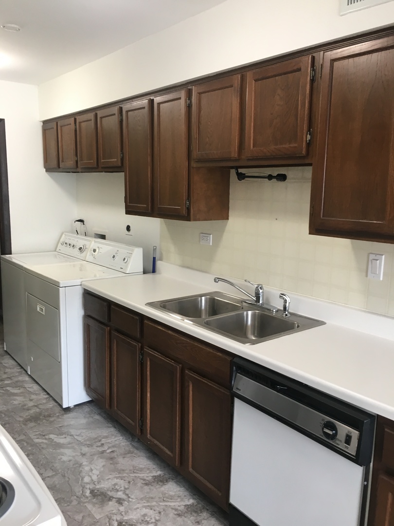 609 Academy Court Schaumburg, IL 60107 - Photo 2 of 19