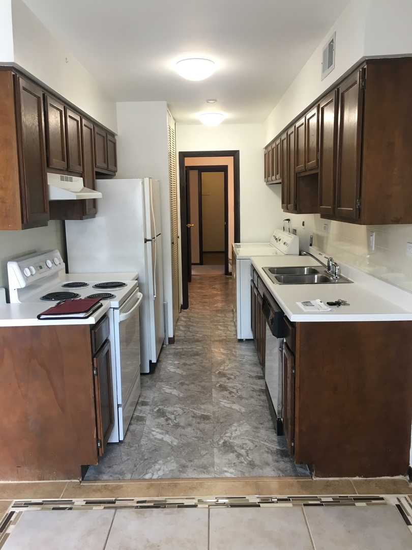609 Academy Court Schaumburg, IL 60107 - Photo 4 of 19