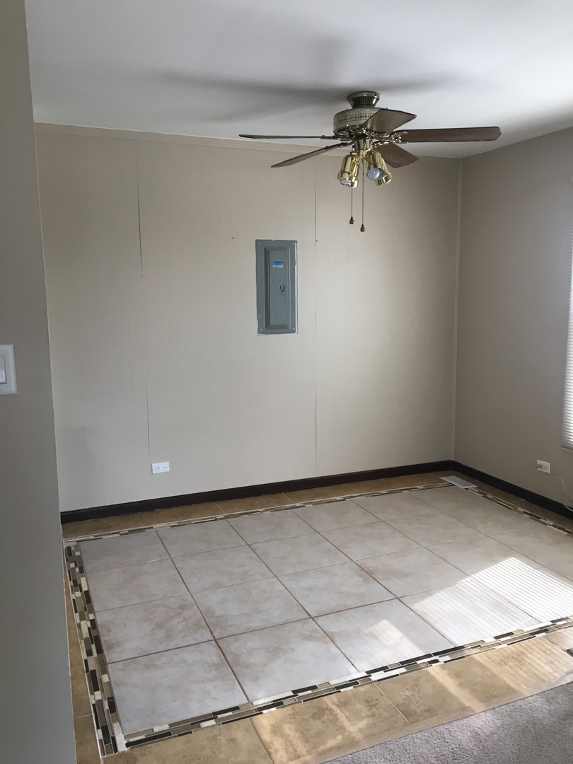 609 Academy Court Schaumburg, IL 60107 - Photo 5 of 19