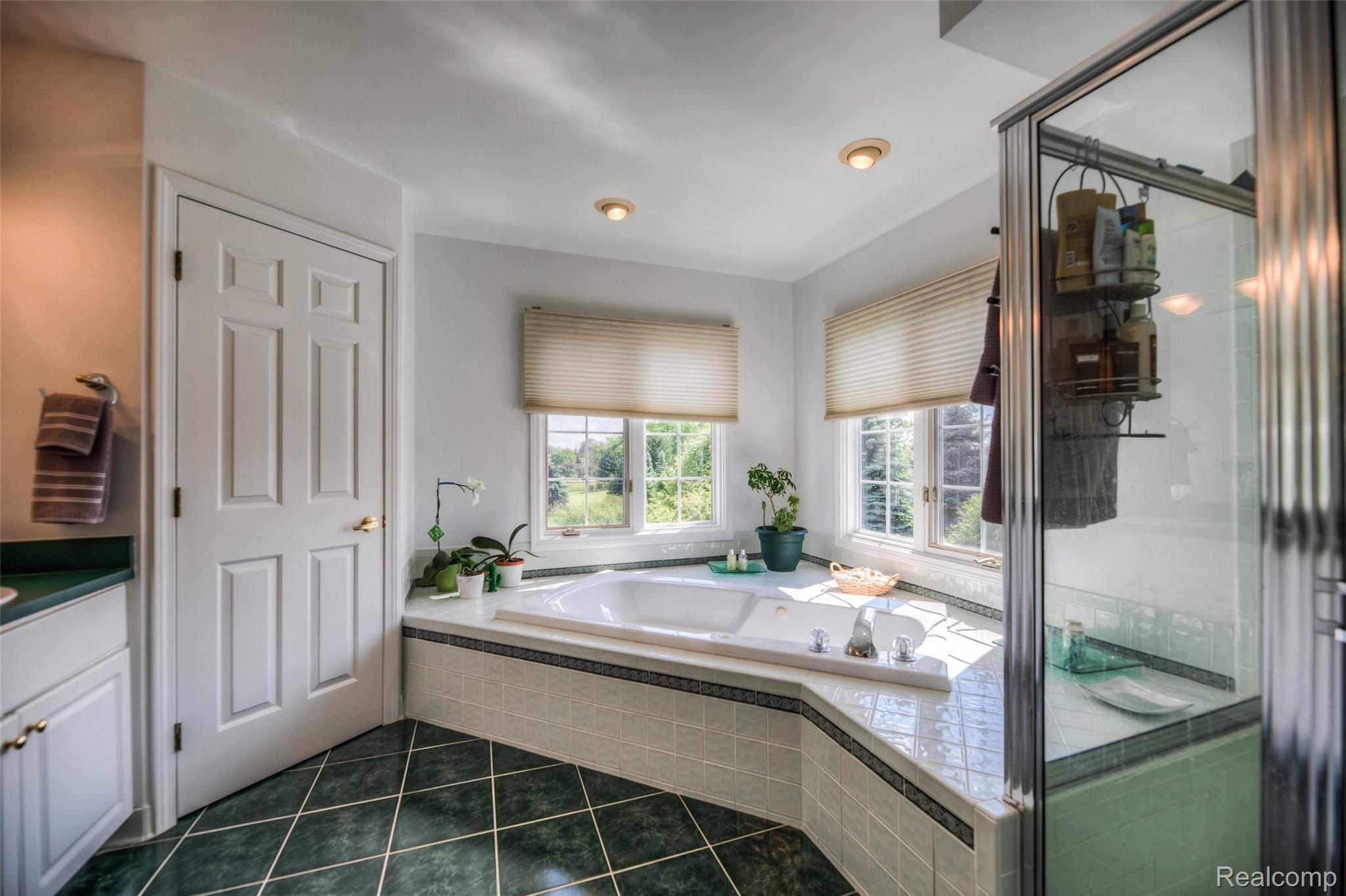 2076 Rookery Drive Rochester, MI 48309 - Photo 23 of 37 23 - Master Bathroom.jpg