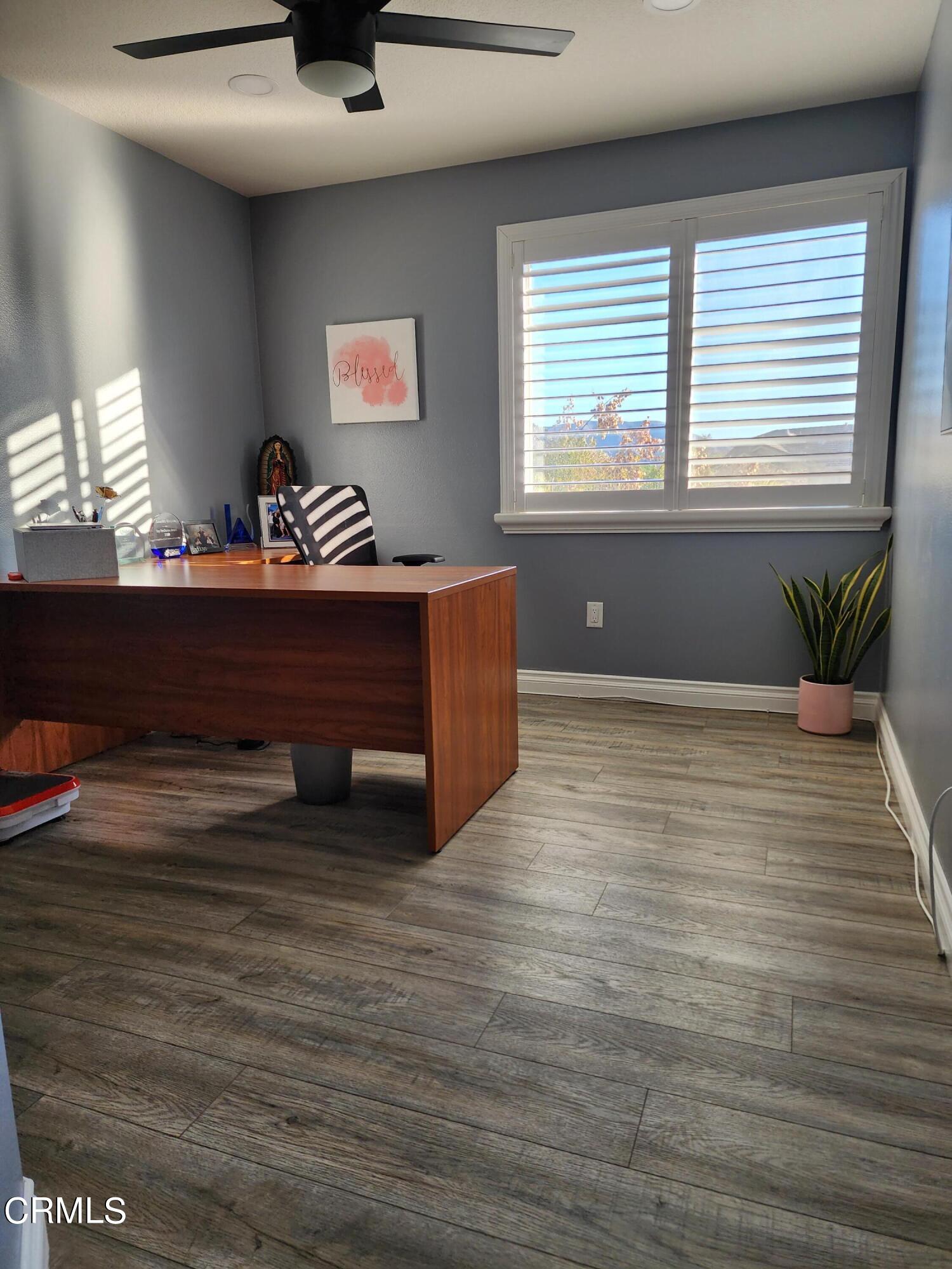 998 Arrasmith Lane Fillmore, CA 93015 - Photo 31 of 40 a bed room with furniture and window