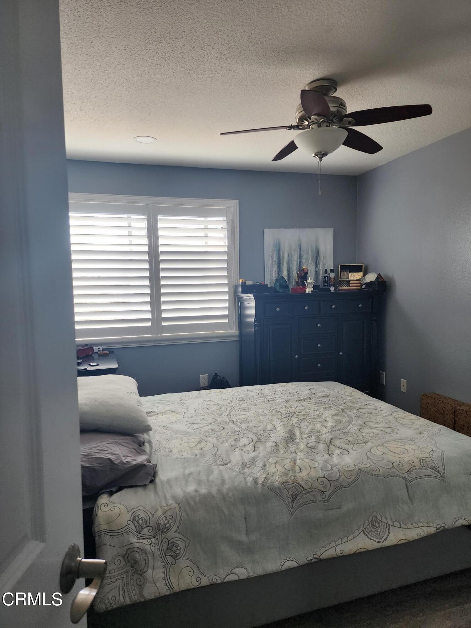 998 Arrasmith Lane Fillmore, CA 93015 - Photo 32 of 40 a bedroom with a large bed and a window