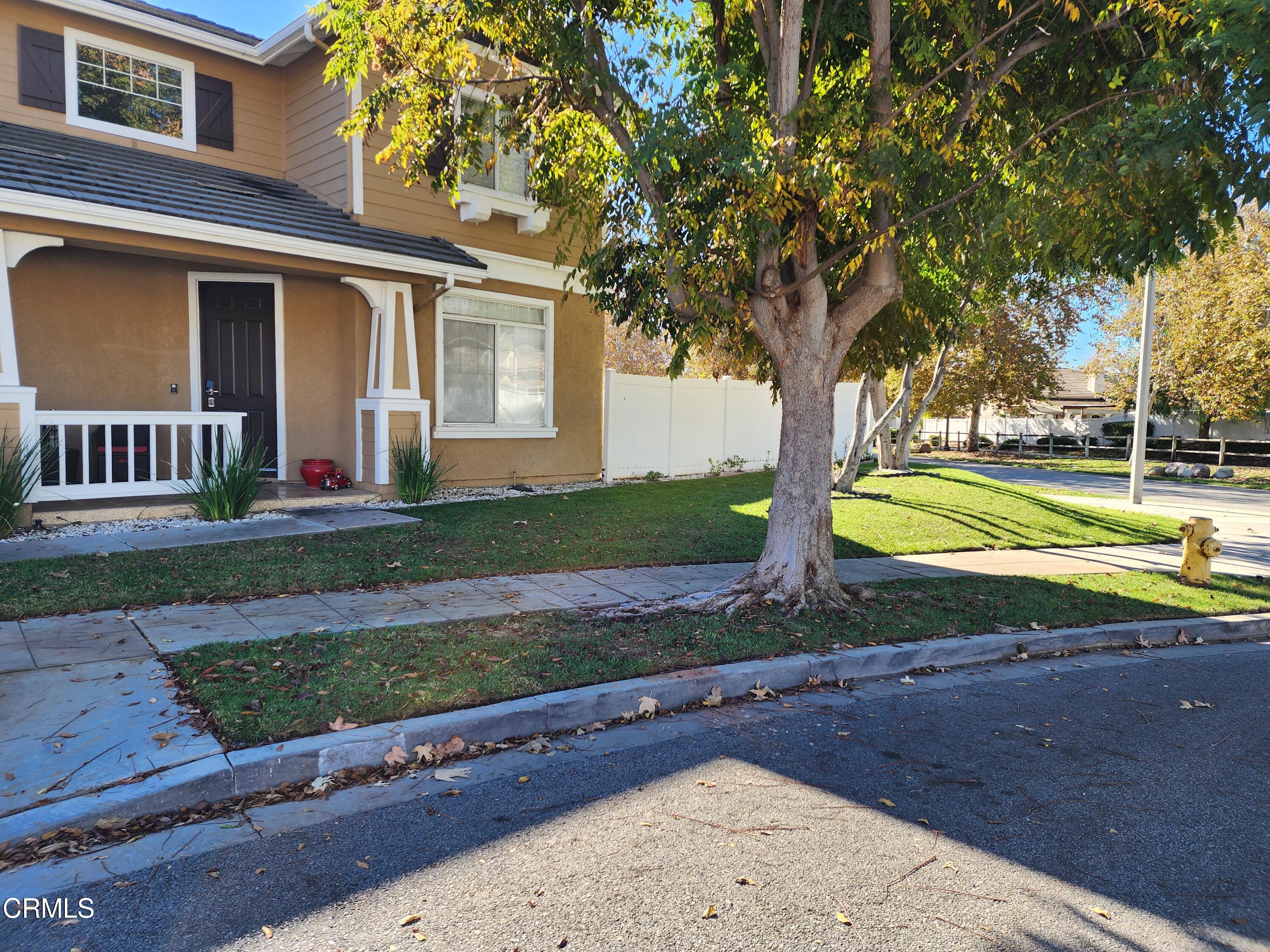 998 Arrasmith Lane Fillmore, CA 93015 - Photo 4 of 40 front view of a house with a yard