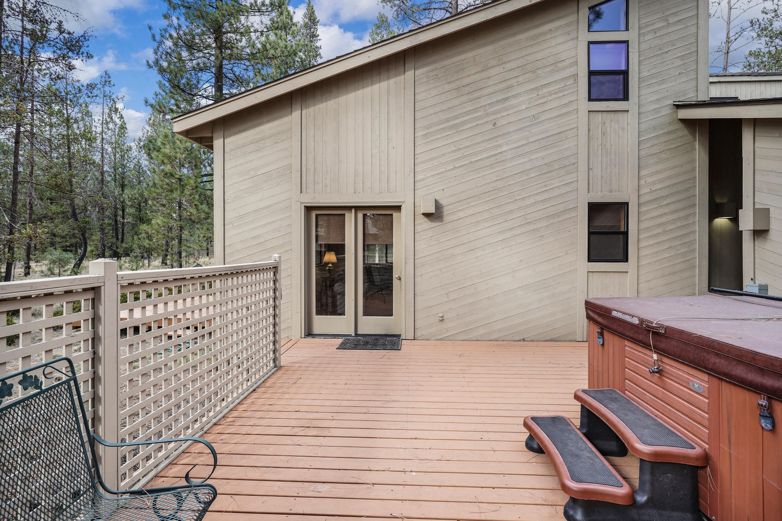 58029-15 Kinglet Road Sunriver, OR 97707 - Photo 6 of 23 French doors from living room to deck.